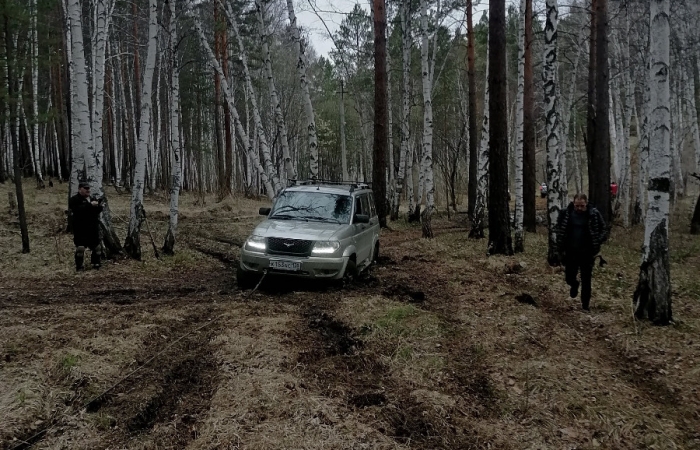 Вытаскиваем автомобиль из леса 